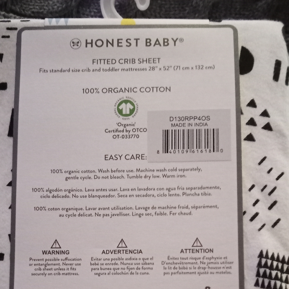 Fitted crib sheet